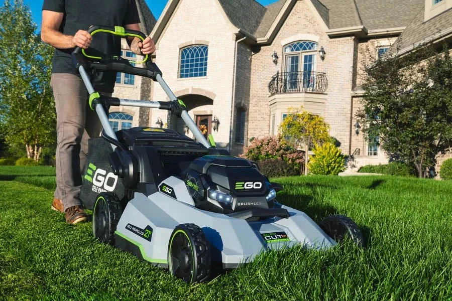 battery self propelled lawn mower